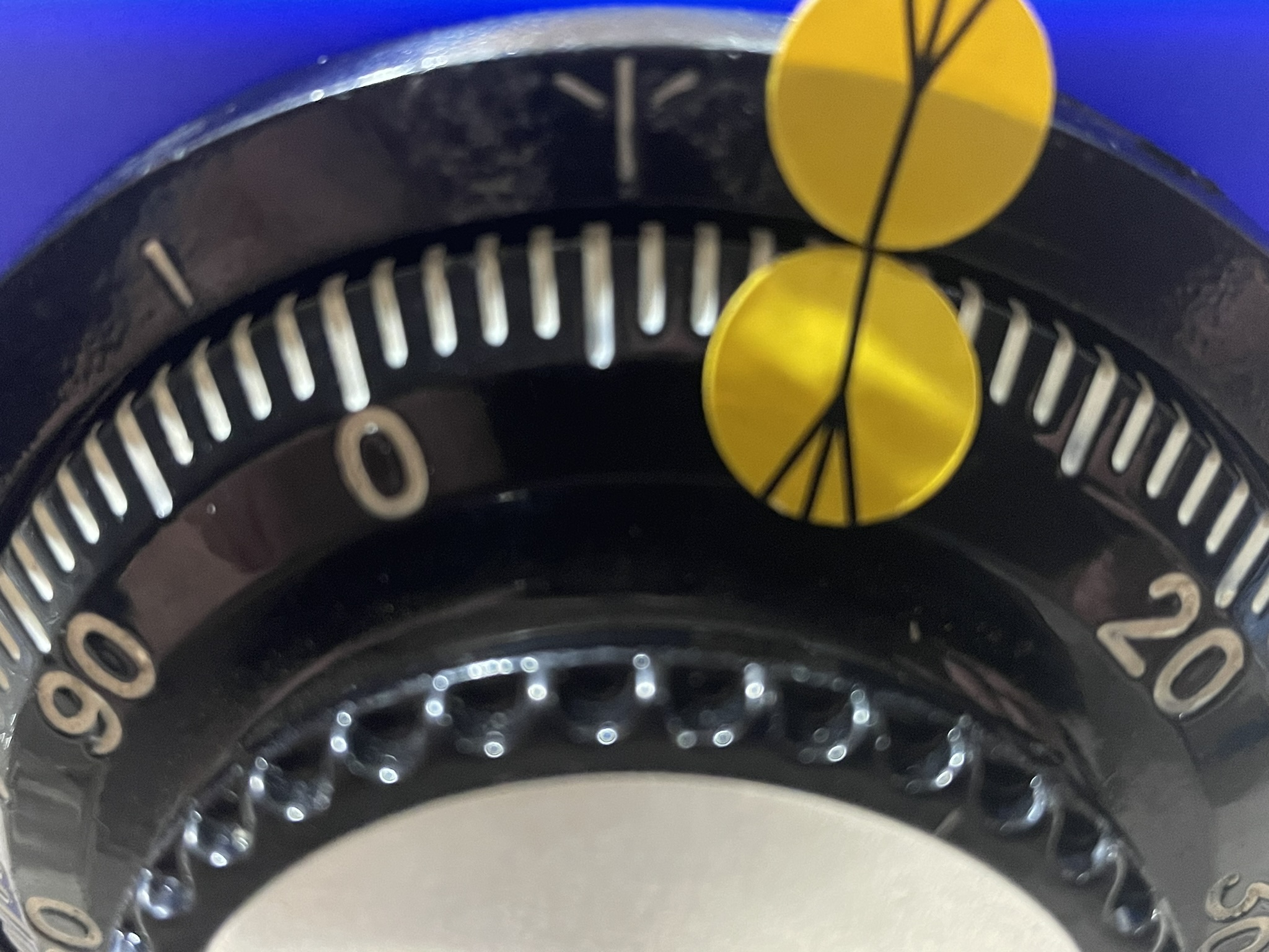 These two stickers align at the right contact point.